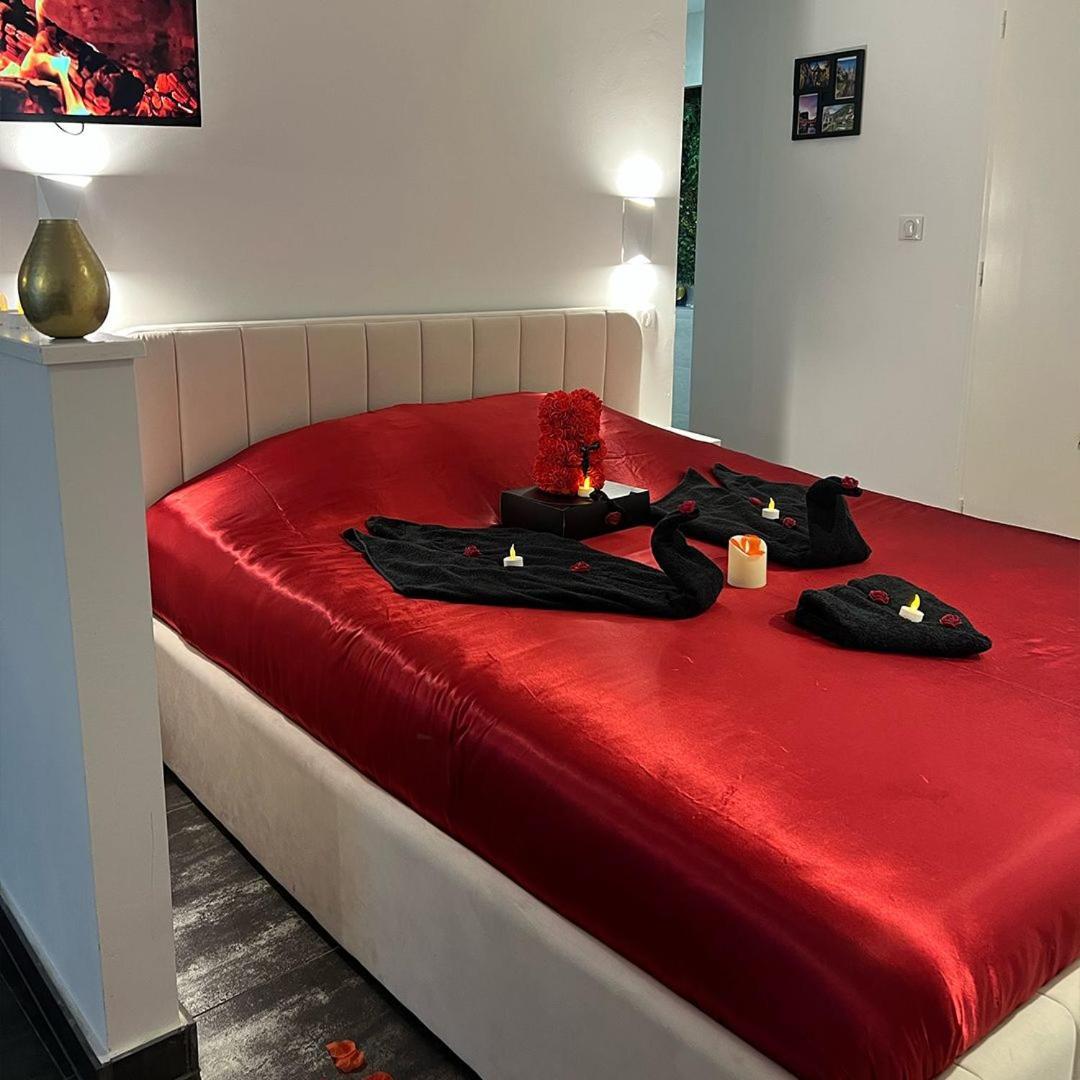 Love Room: Aux Plaisirs Des Sens Jacuzzi Prive Барр Экстерьер фото