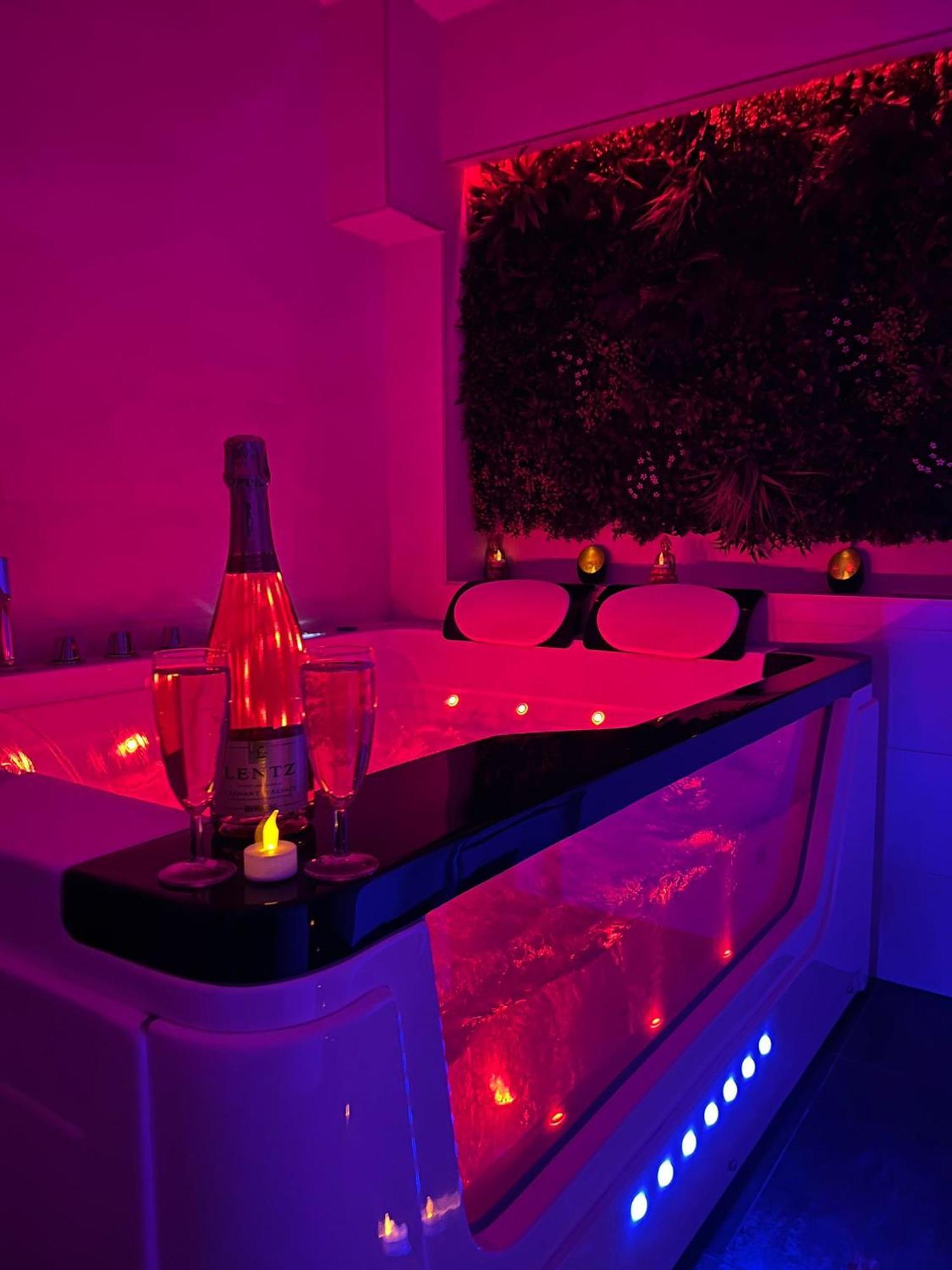 Love Room: Aux Plaisirs Des Sens Jacuzzi Prive Барр Экстерьер фото