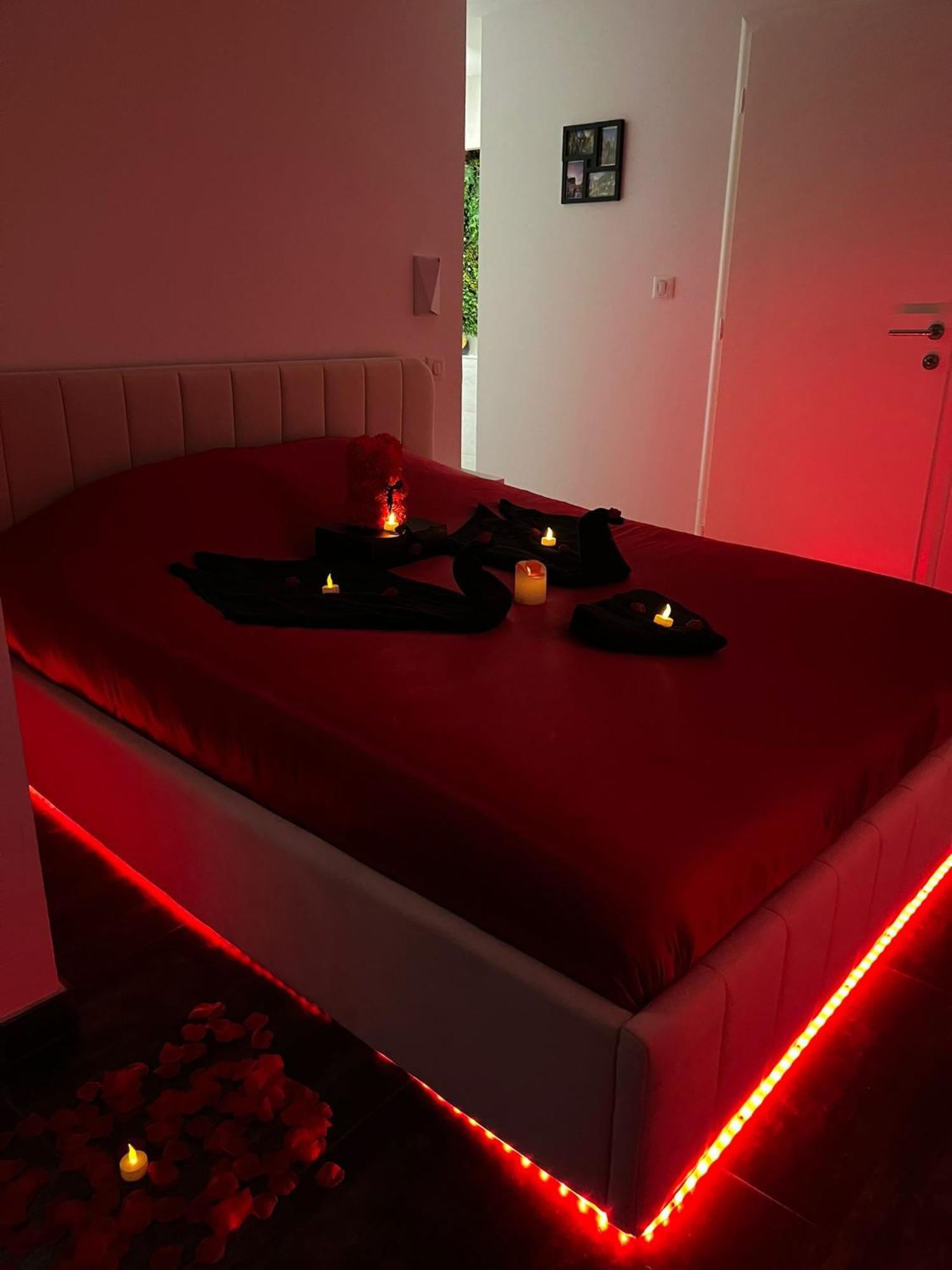 Love Room: Aux Plaisirs Des Sens Jacuzzi Prive Барр Экстерьер фото